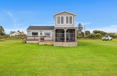 Maximeville Cottage | Seashell by the Seashore: Cozy 1BR Cottage Steps from Private Sandy Beach