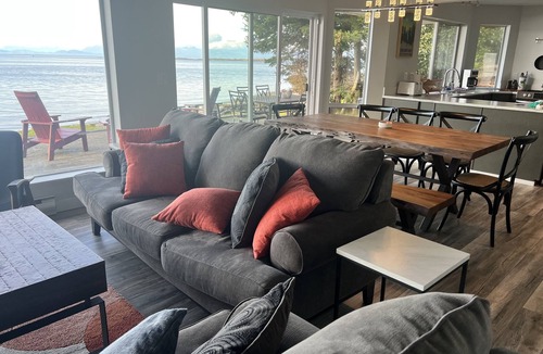Regional District of Nanaimo House | Seaside Getaway - Steps Away From the Water