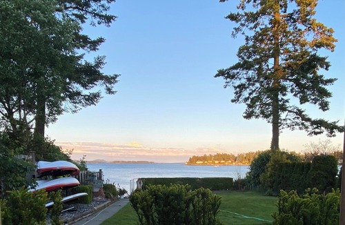 Sidney House | Seaside Haven Oceanfront Suite - Private Hot Tub