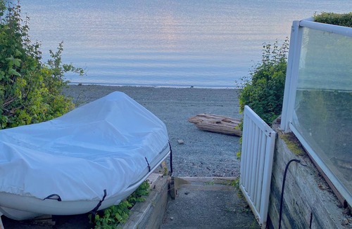 Sidney House | Seaside Haven Oceanfront Suite - Private Hot Tub