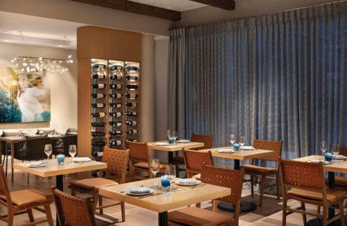 Lower Lonsdale Hotel | Seaside Hotel North Vancouver