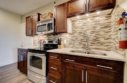 Brentwood Bay House | Seaside Serenity: Your 1-Bedroom Escape in Brentwood Bay