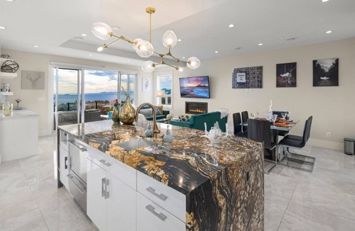 Colwood House | "Seaside Serenity: Your Dream Stay In Victoria Awaits!"