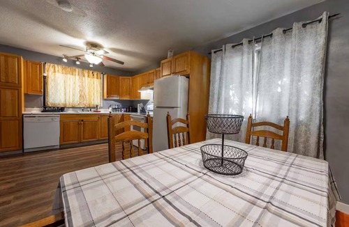 Hinton House | Seasons Suite 3BR in Hinton, AB