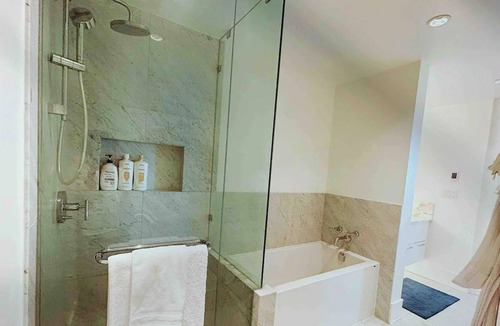 White Rock Condo | Seaview | Semiahmoo Central | Border Bliss Abode