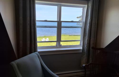 Larry's River Hotel | Seawind Landing Country Inn