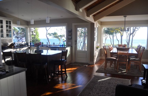 Comox House | Secluded Sandy Beach All To Yourself! Panoramic Ocean and Mountain views.