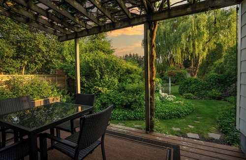 Historic Old Town House | Secret Garden Cottage in Old Town Niagara-on-the-Lake