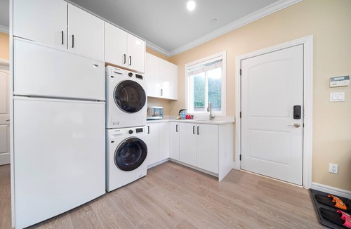 Steveston House | separate entrance large 1 bedroom suite
