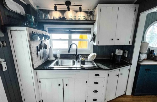 Queensland House | SEPT AVAILABILITY! Fire Pit/Steps to Beach