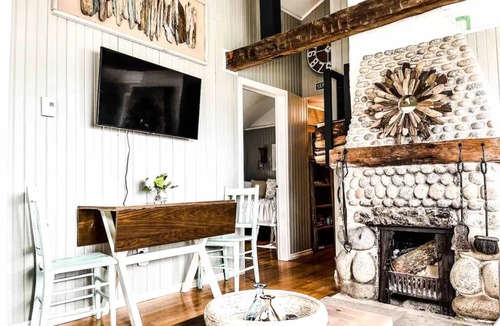 Queensland House | SEPT AVAILABILITY! Fire Pit/Steps to Beach