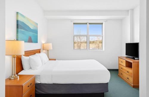 Canmore Apartment | Serene 1BR Retreat Mtn Views, Pool, and Hot Tub