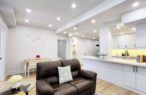 Glen Abbey House | Serene High-celling Retreat in Upsacle and Safe Neighbourhood
