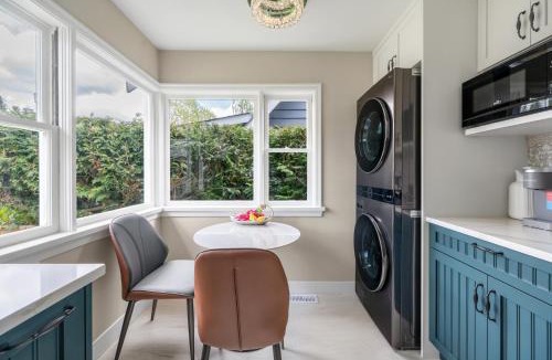 Dunbar House | Serene Kerrisdale Retreat, Private Room with Shared Amenities