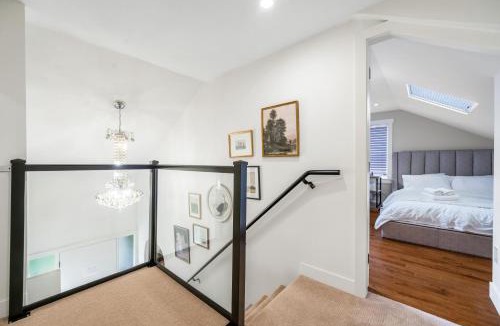 Dunbar House | Serene Kerrisdale Retreat, Private Room with Shared Amenities