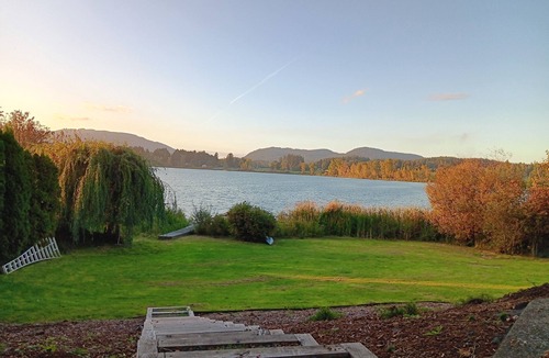 North Cowichan House | Serene Lakefront Retreat: Your Perfect Getaway