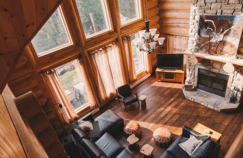 Fiddler Lake Resort Ski Chalet | Serene Private Escape, Pool, Hot Tub, Sauna, Views