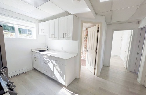 Cordova Bay House | Serene Seaside Getaway | Large 2BR Oceanview Suite – Ground Floor