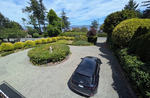 Cordova Bay House | Serene Seaside Getaway | Large 2BR Oceanview Suite – Ground Floor