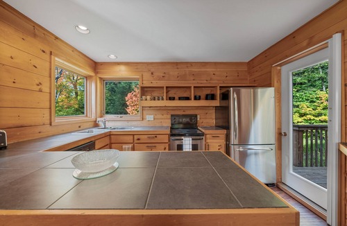 Clearview Cottage | Serene & Spacious Home in Creemore Countryside