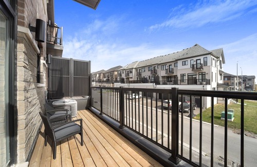 Pickering House | Serene Stays - Pickering (5 Beds, 2.5 Baths, 4 Parking)