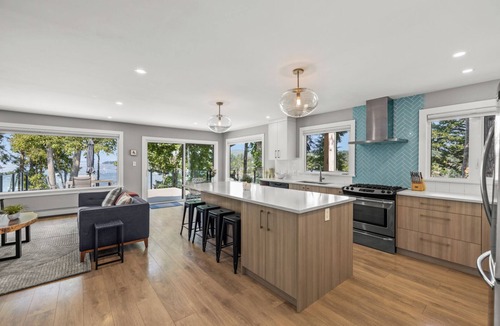 Brentwood Bay House | Serenity By The Bay