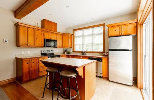 Mont-Tremblant Ski Chalet | Serenity Peaks Lodge by InstantSuites-LaBete Golf