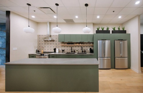 Town Centre House | Sevenfold | Sleeps 20 | Luxe 7BR Retreat + Hot Tub