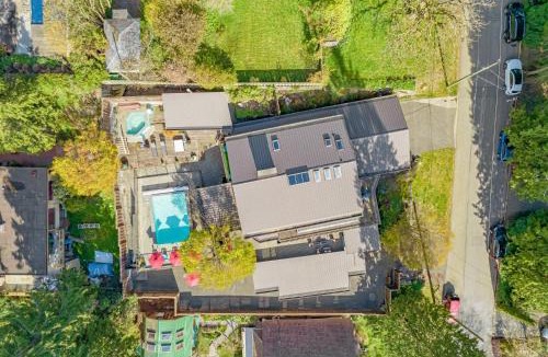 Upper Lonsdale House | Seymour Private Bedroom, Ensuite Bathroom with Shared Pool, Hot Tub with Views