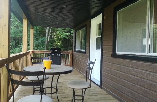 Sainte-Marguerite Ski Chalet | Sheira Shack: riverside, campfire, Wi-Fi, AC, BBQ, for 2, pets welcome!