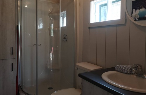 Sainte-Marguerite Ski Chalet | Sheira Shack: riverside, campfire, Wi-Fi, AC, BBQ, for 2, pets welcome!