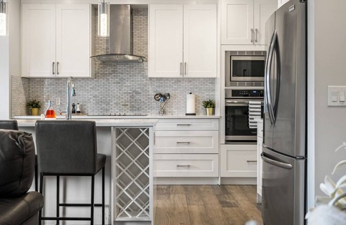 Symons Valley House | Sherview Retreat by Parks & Shopping 5BDRM Office