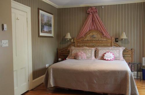 Queens Square Bed & Breakfast | Shipwright Inn