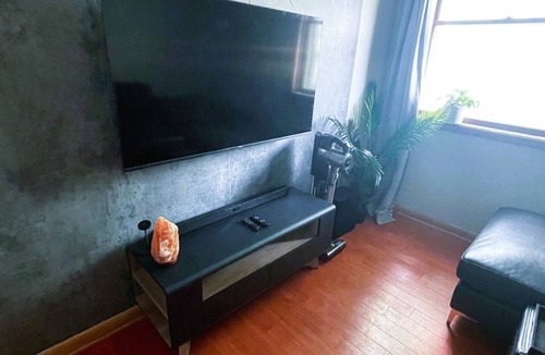 Bridgeland House | Shiraz Suite – Bold, Stylish Stay Near Downtown Calgary