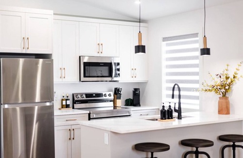 St. James House | *Shop & Dine | Free Parking | 7 min to Airport*