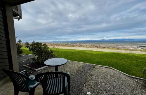 Regional District of Nanaimo Apartment | Shorewater Resort Beachfront King Bed Studio