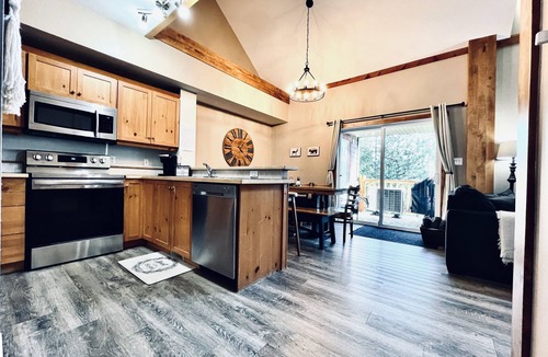 East Kootenay Condo | 🖤Side by Side Ski in/out condos, 6 beds, 6 pullouts, 6 baths, two hottubs, AC 🖤