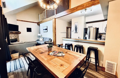East Kootenay Condo | 🖤Side by Side Ski in/out condos, 6 beds, 6 pullouts, 6 baths, two hottubs, AC 🖤