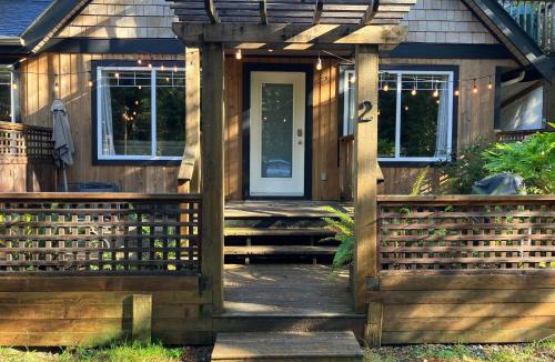 Tofino Apartment | Sienna's Tree House (Tall Trees And Salty Breeze)