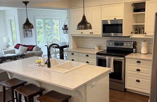 The Blue Mountains Ski Chalet | Sierra Peaks- Walk to Blue Mtn Village, Sleeps 8