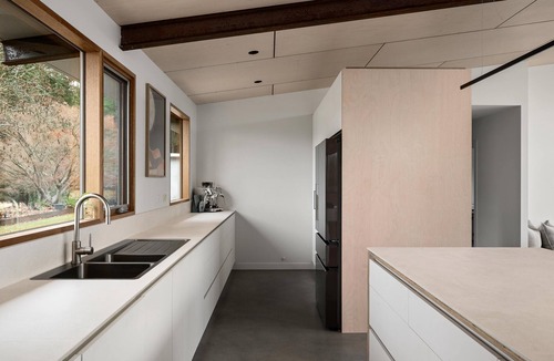 Porepunkah House | Silver House, Ground Floor - Mt Buffalo Rd - Alpine Haven on Mount Buffalo Road – A Spacious Retreat for Families, Friends & Nature Lovers