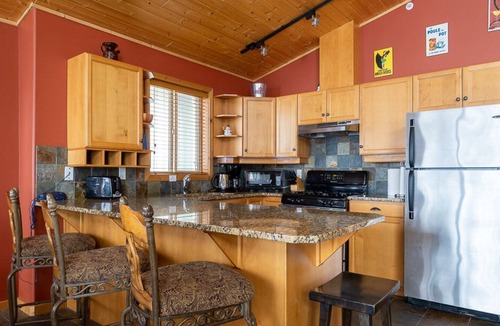 Snow Pine Estates Ski Chalet | Silver Tip Chalet, direct ski in/ski out to Serwas, Private hot tub, fireplace