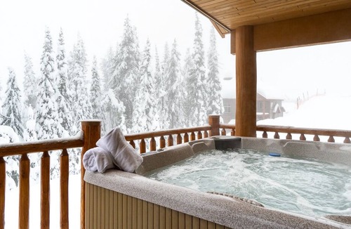 Snow Pine Estates Ski Chalet | Silver Tip Chalet, direct ski in/ski out to Serwas, Private hot tub, fireplace
