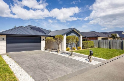 Kaiapoi House | Silverstream Kaiapoi Retreat – 3BR Home with Spa & Sun-Filled Living
