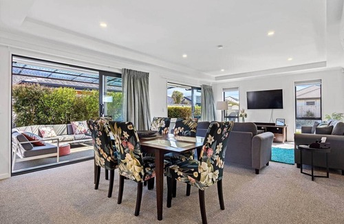 Kaiapoi House | Silverstream Kaiapoi Retreat – 3BR Home with Spa & Sun-Filled Living