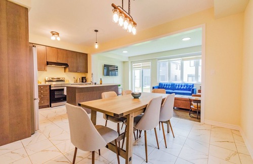 Thorold House | Simple Comforts: 4 Bedroom Family Home in Thorold | 10 Min to Falls