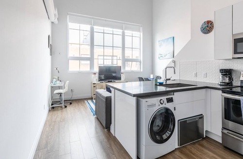 Kirkendall North Apartment | Simply Comfort. UV DISINFECTED 2BR 2 STOREY LOFT. Free Parking.Gym