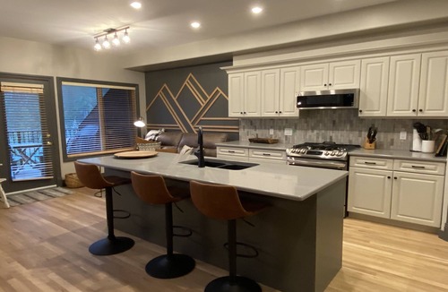 East Kootenay Condo | Ski Back to your Private Hot Tub | 3-5 Min. Walk to the Elk Chairlift