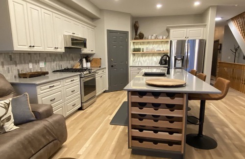 East Kootenay Condo | Ski Back to your Private Hot Tub | 3-5 Min. Walk to the Elk Chairlift