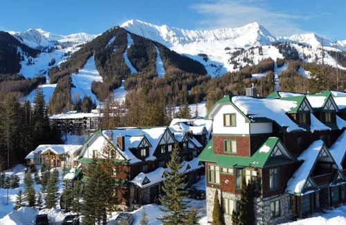 East Kootenay Condo | Ski Back to your Private Hot Tub | 3-5 Min. Walk to the Elk Chairlift